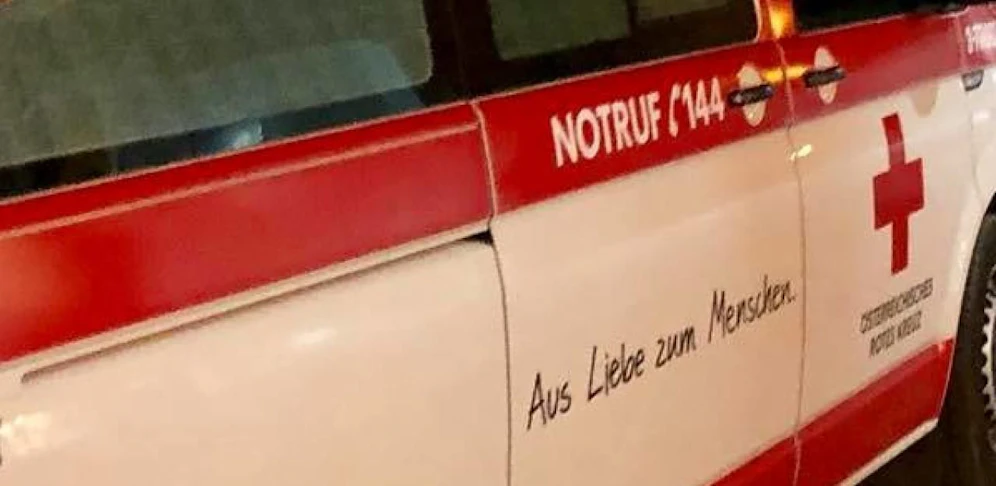 Die Frau sowie jener Passant, der versucht hatte, die 47-Jährige aufzufangen, wurden ins Spital gebracht.