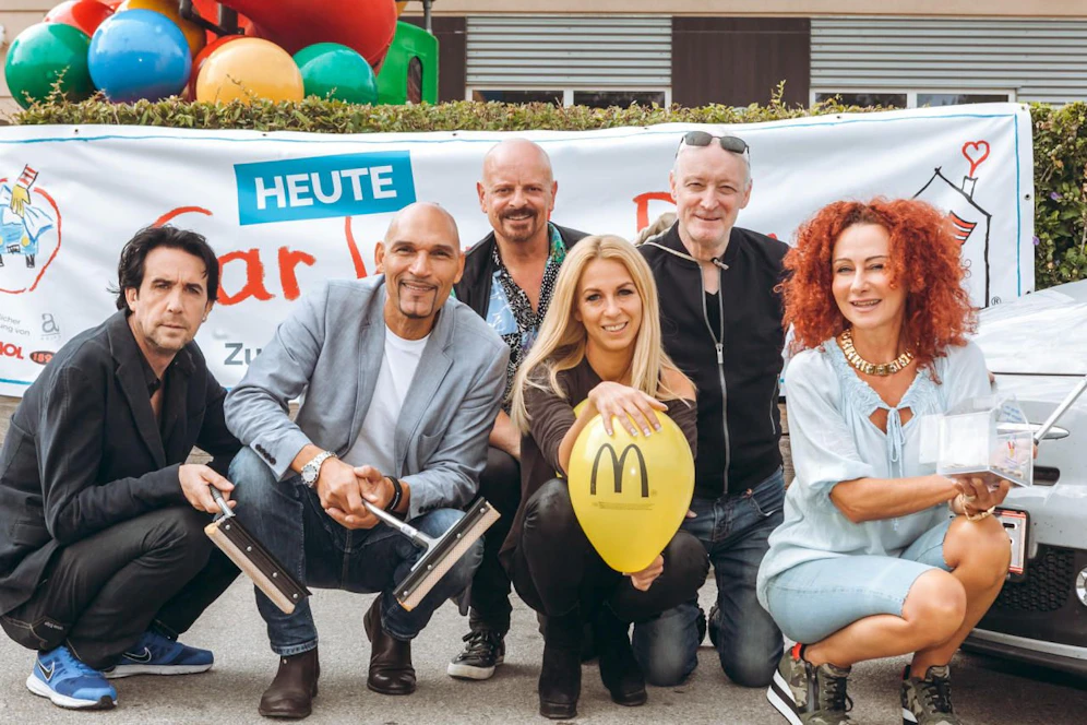 Die prominente Putz-Brigade: Josef Winkler, Cyril Radlherr, Gary Lux, Yvonne Rueff, Gary Howard und Christina Lugner