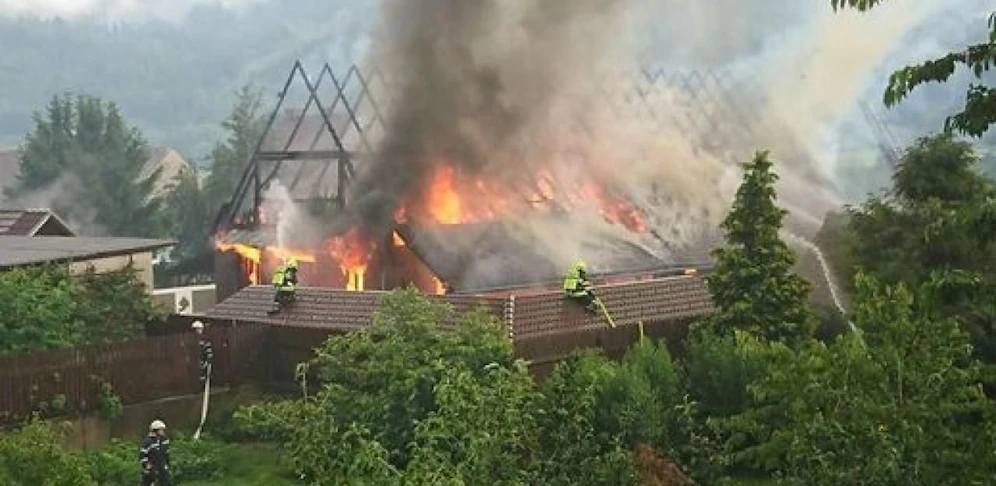 Ein Blitzeinschlag löste in Oberdorf einen Stallbrand aus