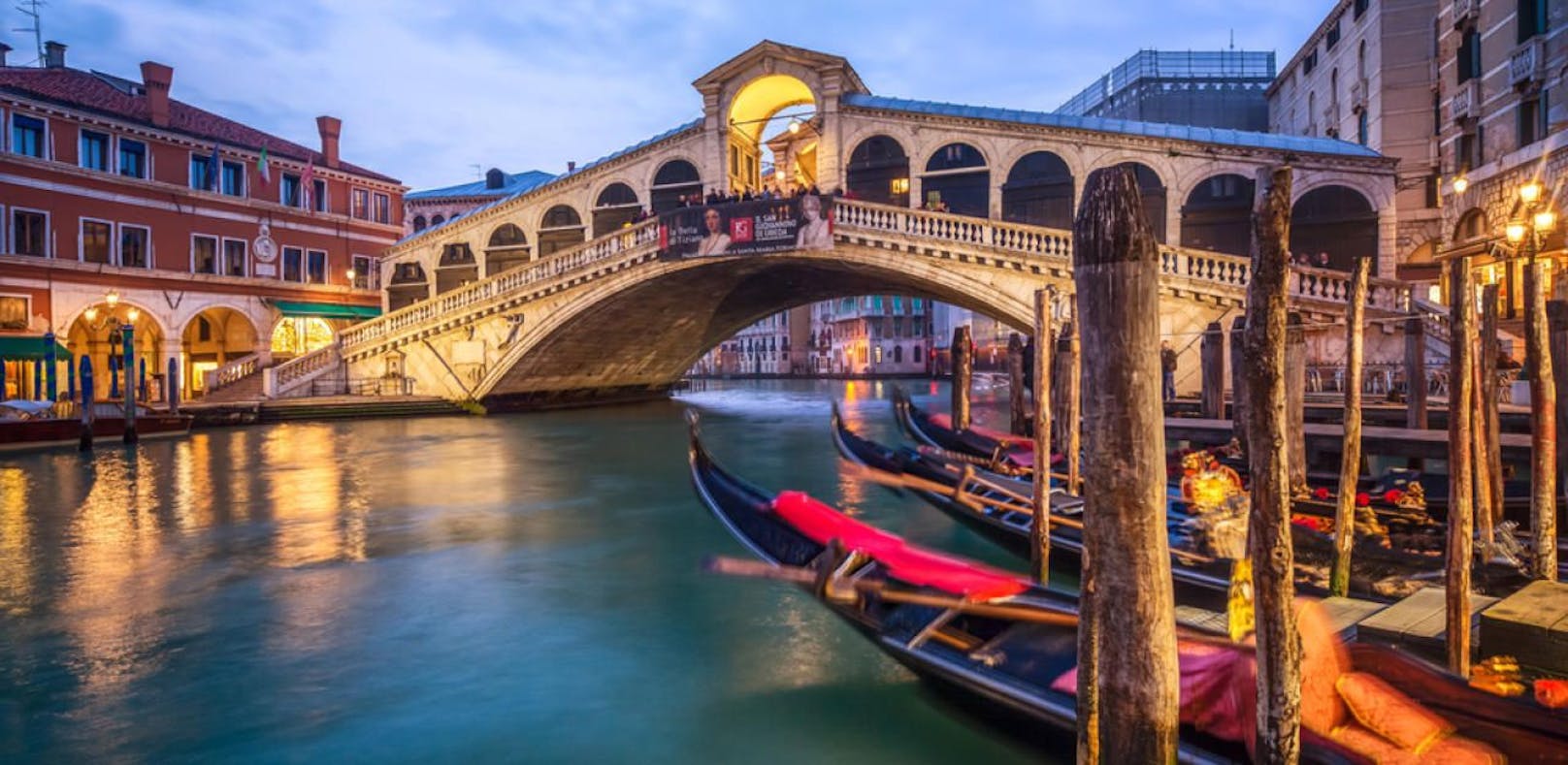 Die Rialto-Brücke in Venedig gehört zu den bekanntesten Sehenswürdigkeiten der Lagunenstadt.