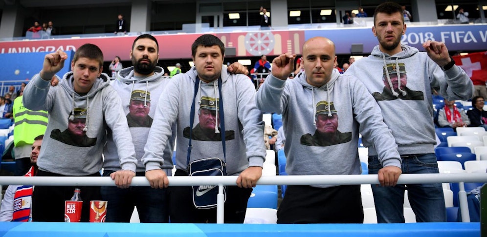 Fünf Fans verherrlichen mit Pulli-Aufdrucken den Kriegsverbrecher Ratko Mladic.