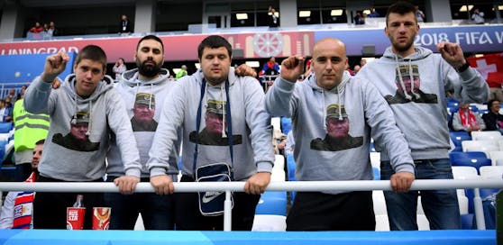 Fünf Fans verherrlichen mit Pulli-Aufdrucken den Kriegsverbrecher Ratko Mladic.