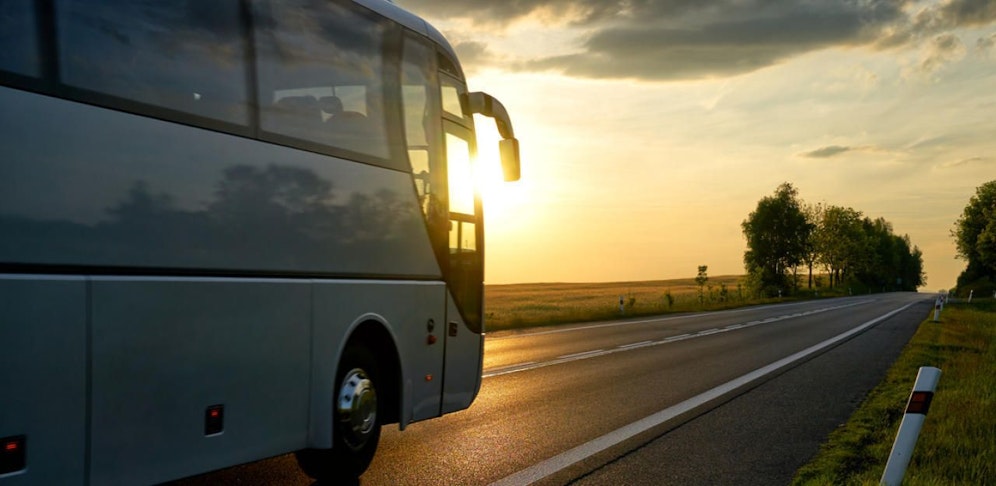 Einer der Reifen prallte in einen entgegenkommenden LKW. (Symbolbild)