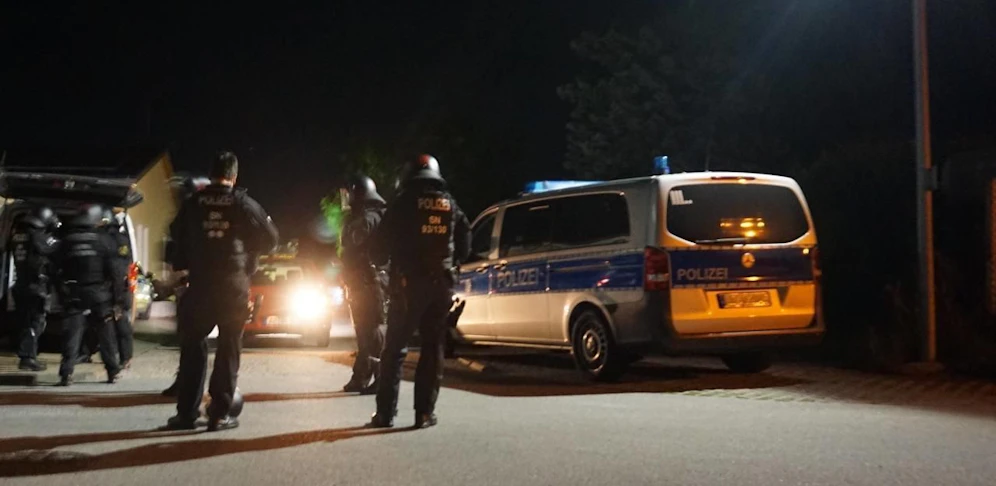 Die Polizei stellte den Mann zur Rede.