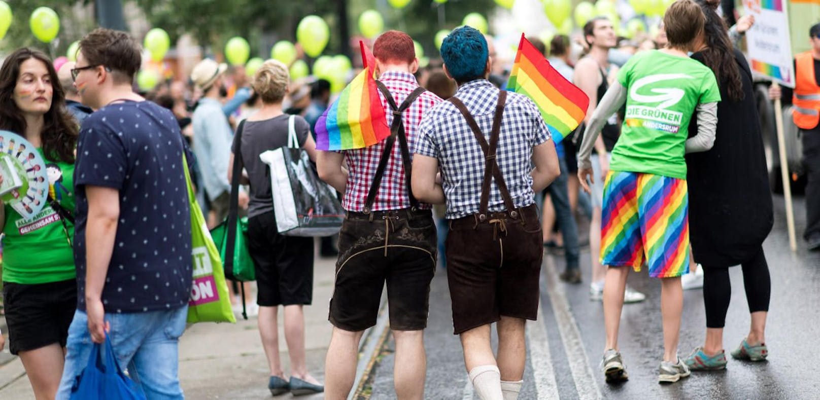 Ein homosexuelles Pärchen auf der Regenbogenparade in Wien