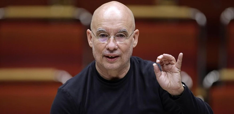 Dennis Russell Davies muss operiert werden.