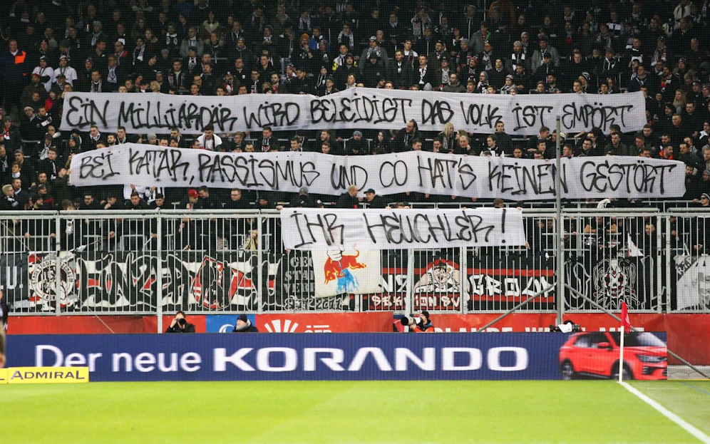 Auch die LASK-Fans hatten ein Plakat gegen Dietmar Hopp.