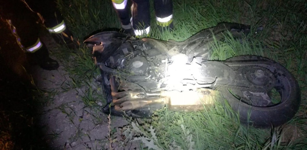 Die Feuerwehr kümmerte sich um die Bergung des Motorrads. Der verunfallte Biker wurde vom Notarzt sowie den First Respondern aus Leopoldsdorf versorgt.