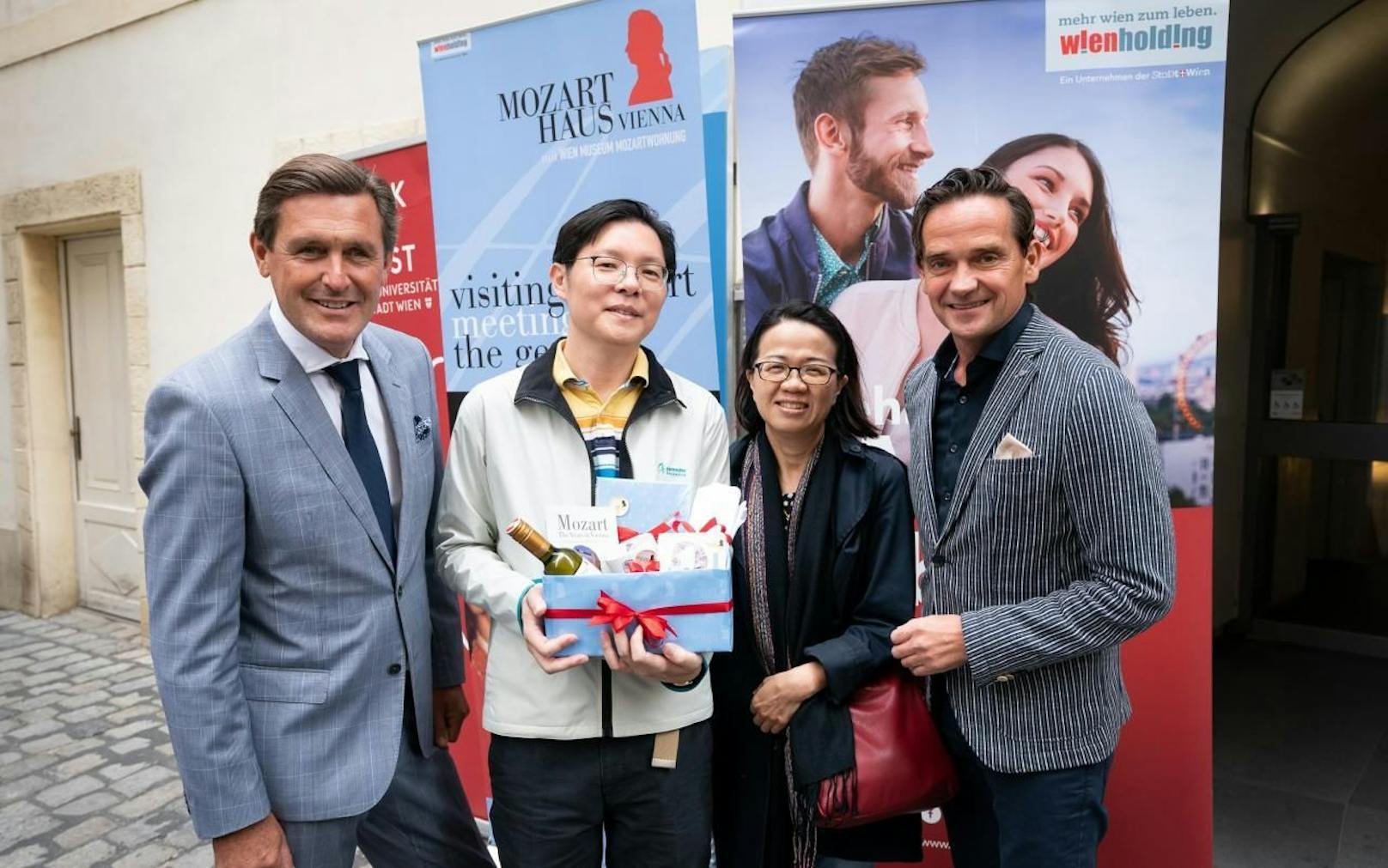 Das Ehepaar Li Li Teo und Gatte Chun Yew Wong aus Singapur sind der zweimillionste Gast im Mozarthaus Vienna, Wirtschaftsstadtrat Peter Hanke (li.) und Wien Holding-Chef Kurt Gollowitzer (re.) gratulierten herzlich.