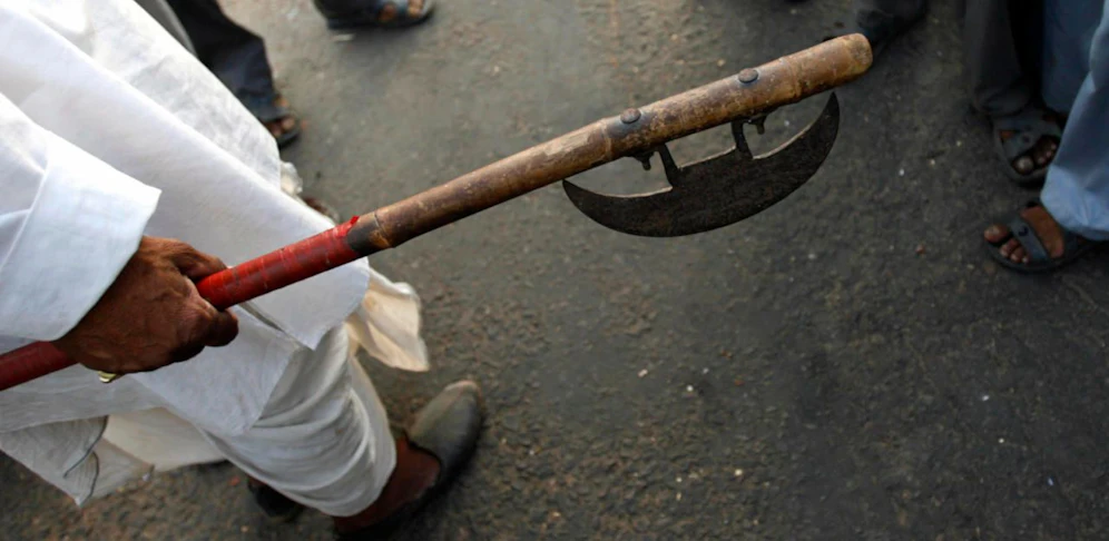 Ein Gujjare trägt eine Axt bei einem Protestmarsch in Sikandra im westindischen Bundesstaat Rajasthan. Archivbild, 2007