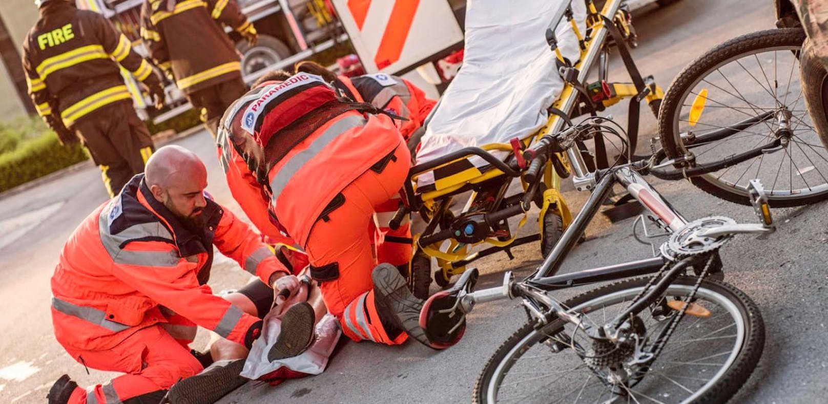 Der Radfahrer erlitt bei dem Sturz lebensgefährliche Verletzungen