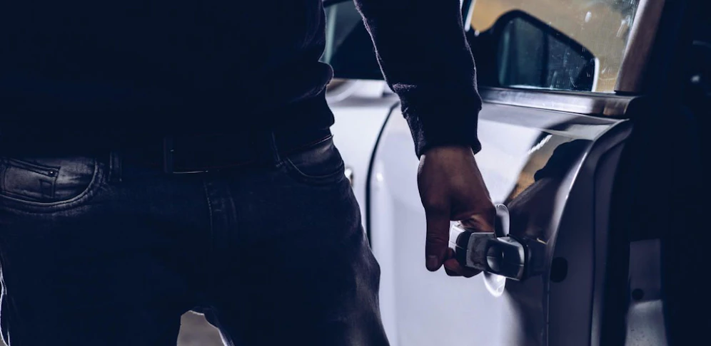 Ein 15-Jähriger wurde dabei erwischt wie er mit dem Auto abhauen wollte. (Symbolbild).