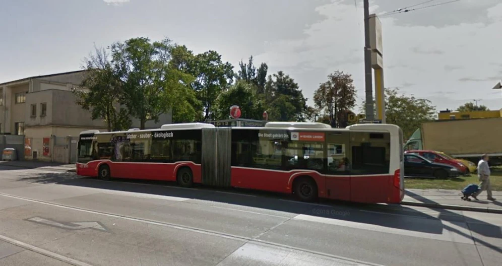 An der Bushaltestelle Eibesbrunnergasse schlug der 37-Jährige zu und raubte seinen Bekannten aus. 