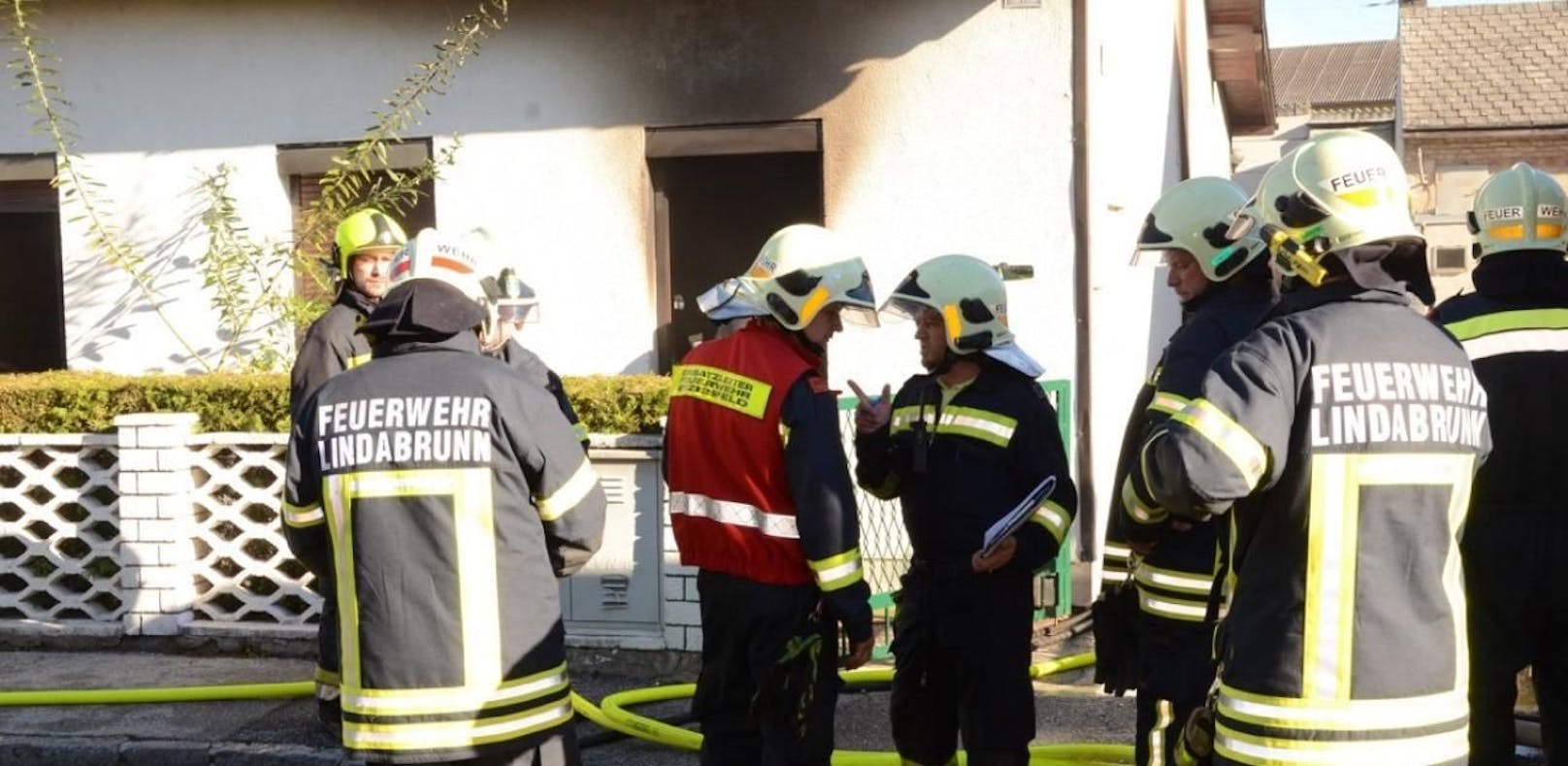 Zwei Feuerwehrmänner bei Wohnhausbrand verletzt
