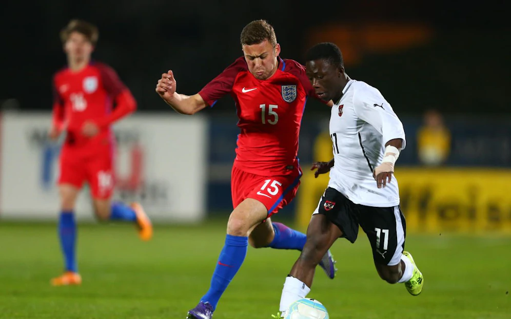 Samuel Oppong (re.) im Einsatz für das U-18-Nationalteam - hier gegen Englands Herbie Kane.