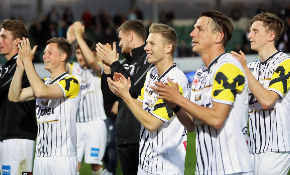 Die LASK-Kicker bejubeln den Aufstieg in die Bundesliga.