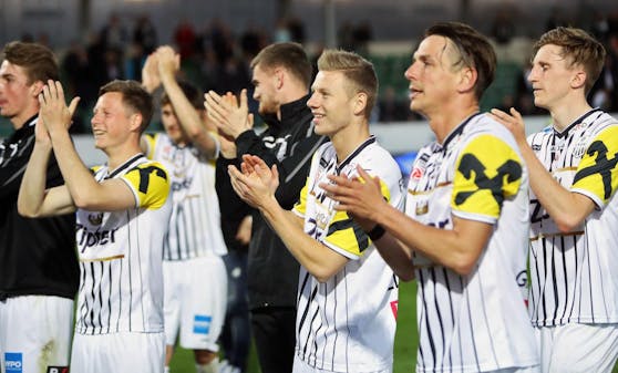 Die LASK-Kicker bejubeln den Aufstieg in die Bundesliga.