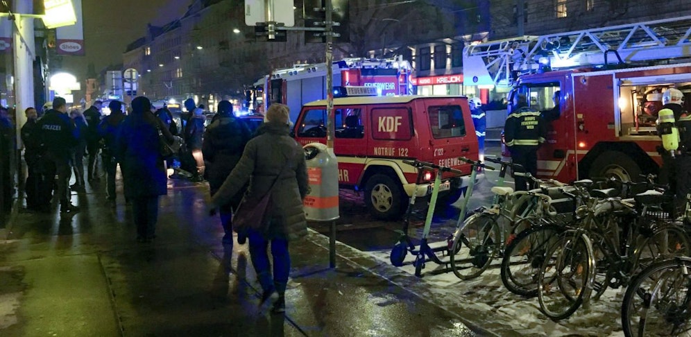 Feuerwehr und Polizei rückten zu einer Supermarktfiliale aus. 