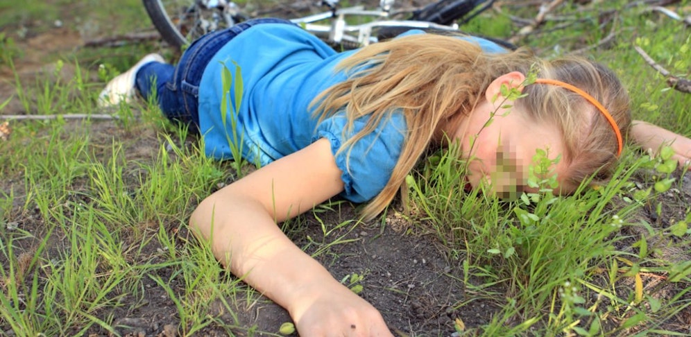 Das Mädchen verletzte sich bei dem Sturz und wurde in ein Krankenhaus gebracht