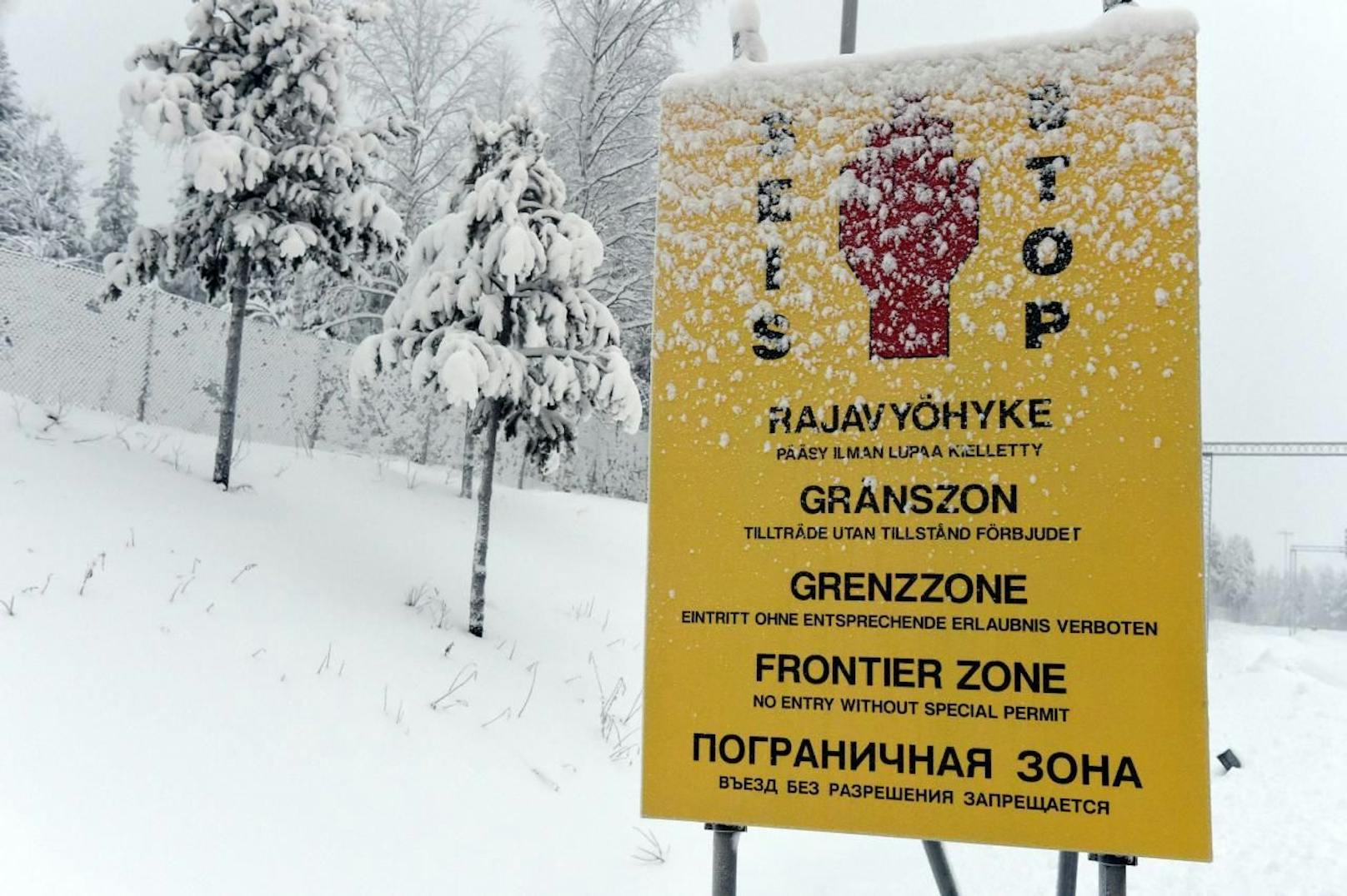 Schild am finnisch-russischen Grenzübergang Salla