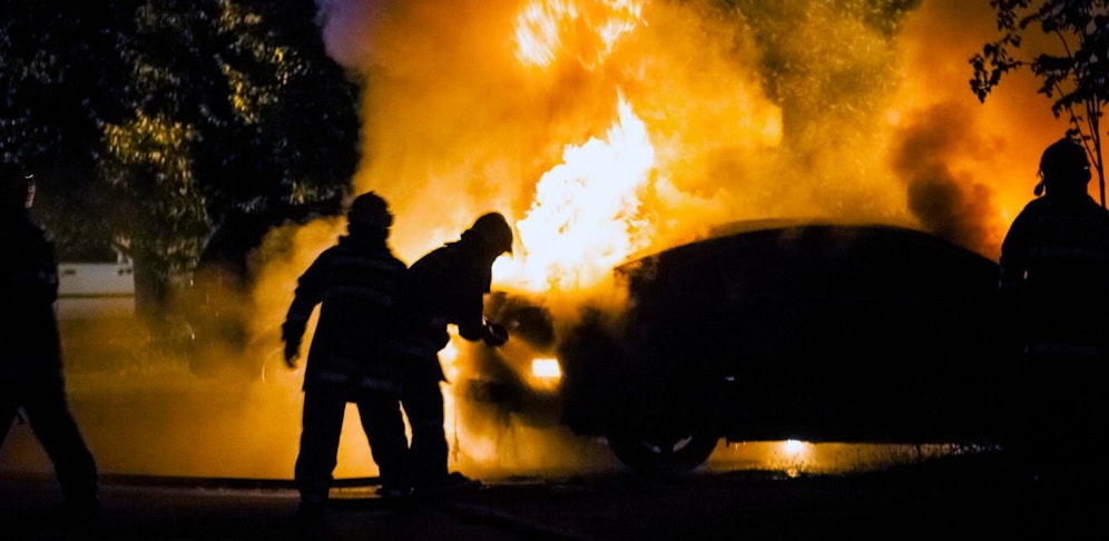 Die Berufsfeuerwehr handelte schnell und konnte ein Übergreifen der Flammen verhindern. (Symbolbild) 