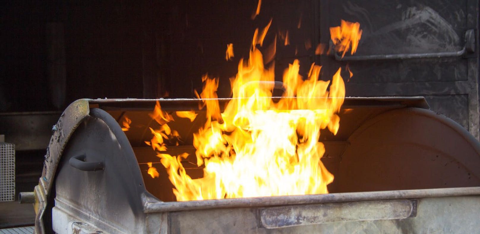 Müll in Brand gesteckt: Polizei jagt Feuerteufel