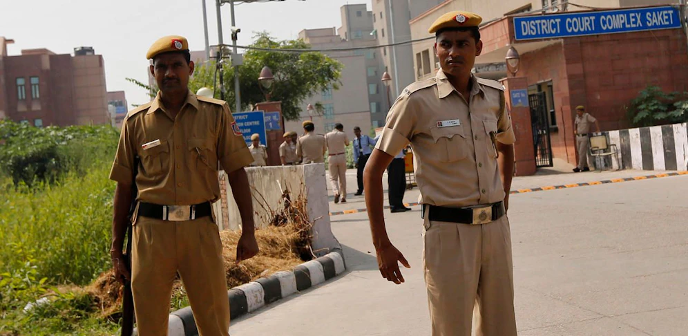 Indische Polizisten stehen Wache vor einem Gerichtsgebäude in Neu-Delhi. Symbolfoto