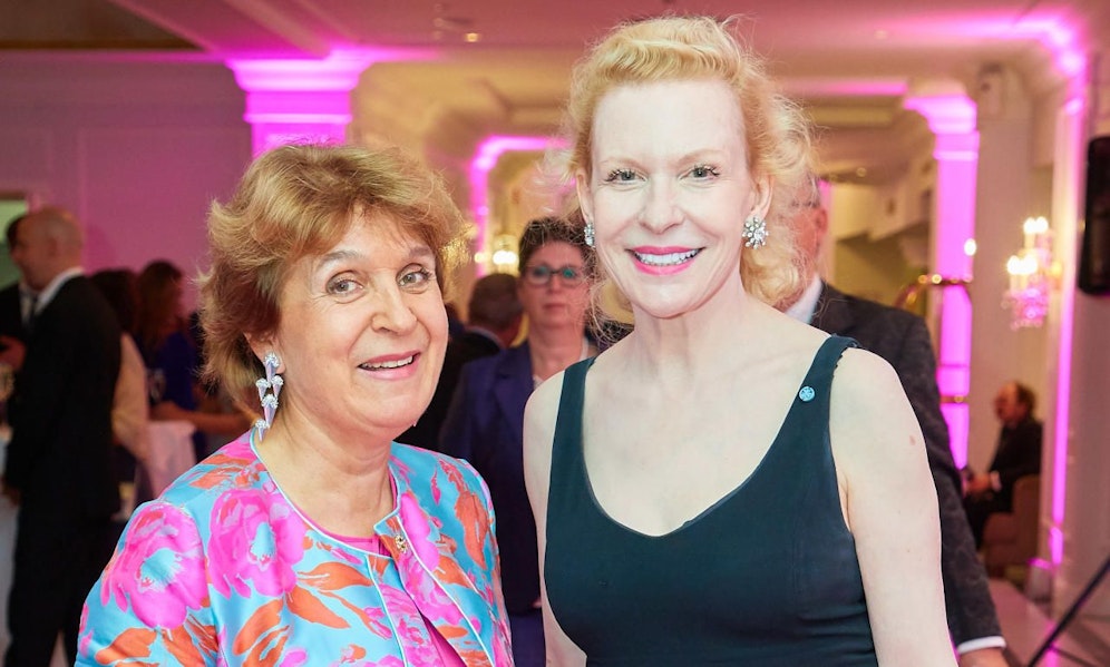 "Donna Asana"-Besitzerin Evelyn Ham-Swarovski (links) und Schauspielerin und Ex-"Dancing Star" Sunnyi Melles