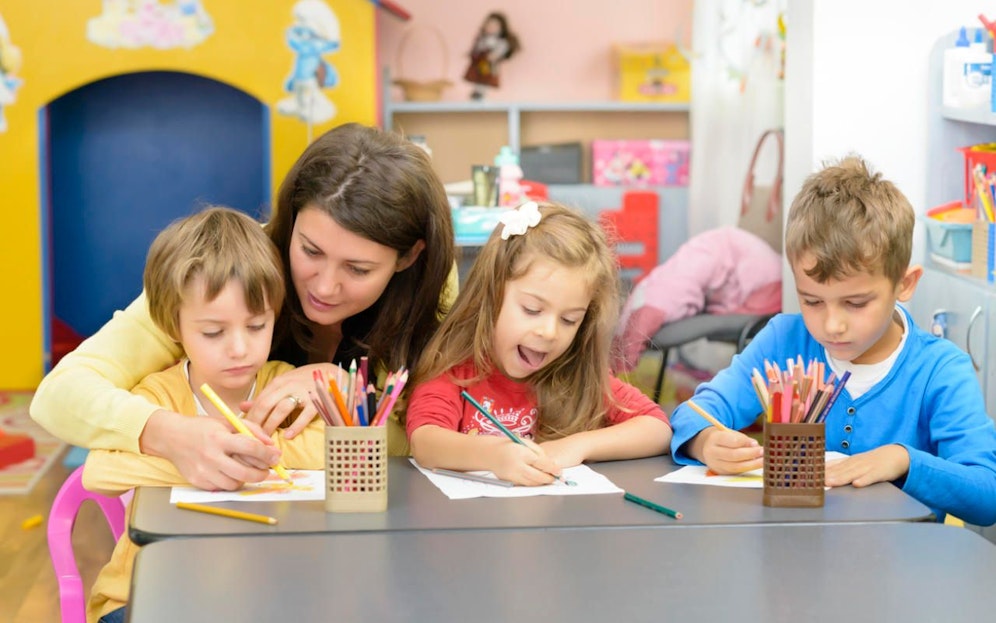 Tausende Kinder werden derzeit nicht im Kindergarten, sondern zu Hause betreut.