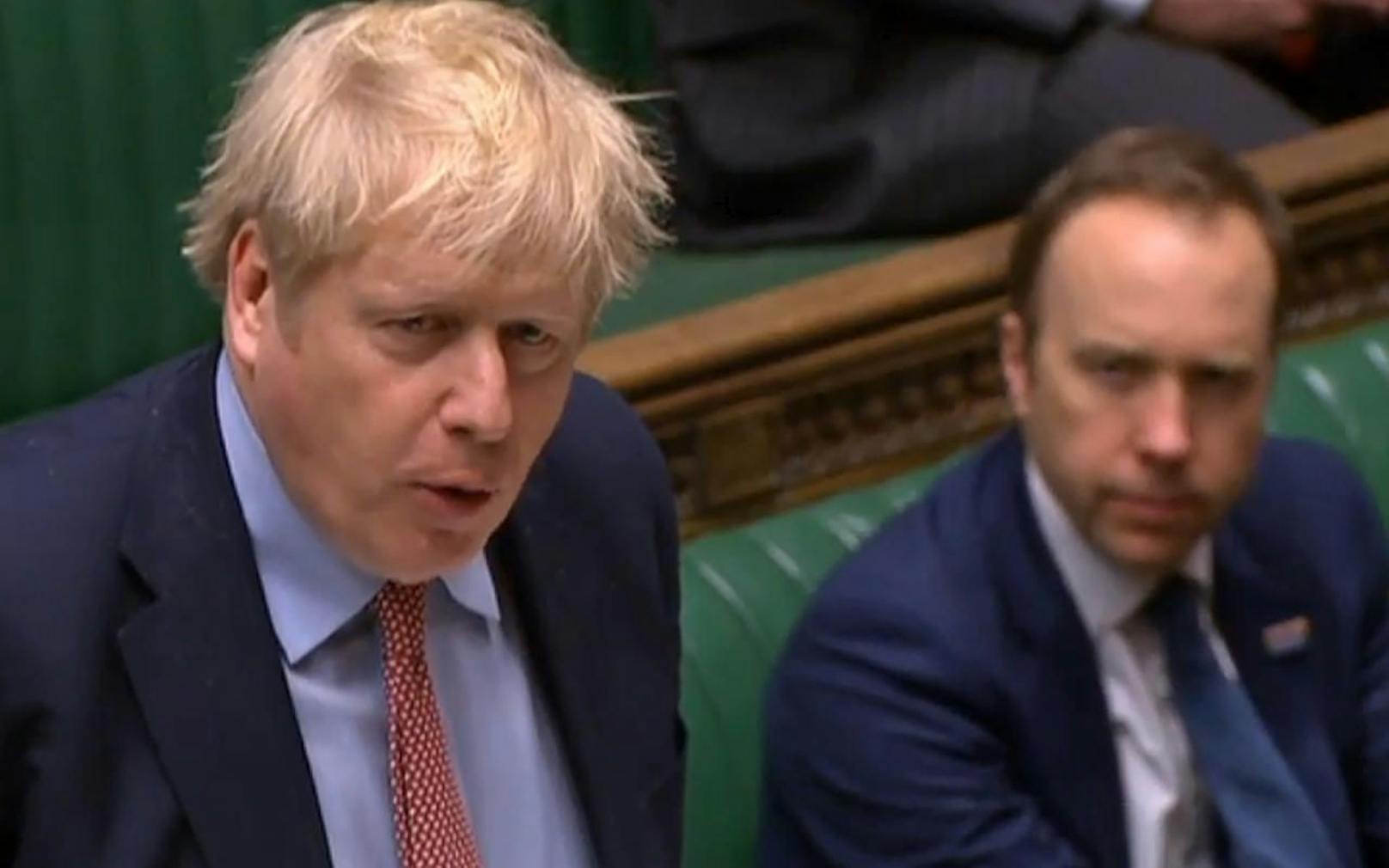 Premier Boris Johnson spricht im Parlament. Im Hintergrund Gesundheitsminister Matt Hancock.