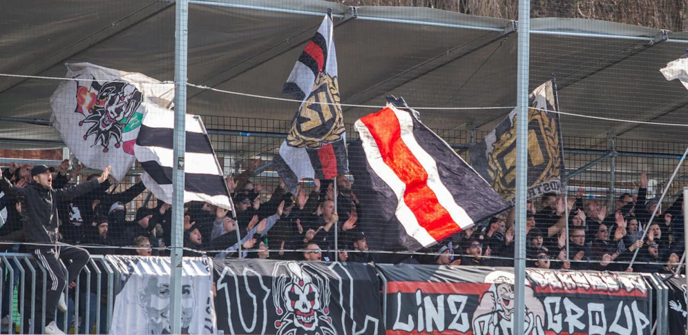 Die LASK-Fans beim 1:0-Auswärtssieg in Mattersburg. Das vorerst letzte Bundesliga-Spiel vor der Coronavirus-Pause. Der Europacup-Hit gegen Manchester United wird als Geisterspiel ausgetragen.