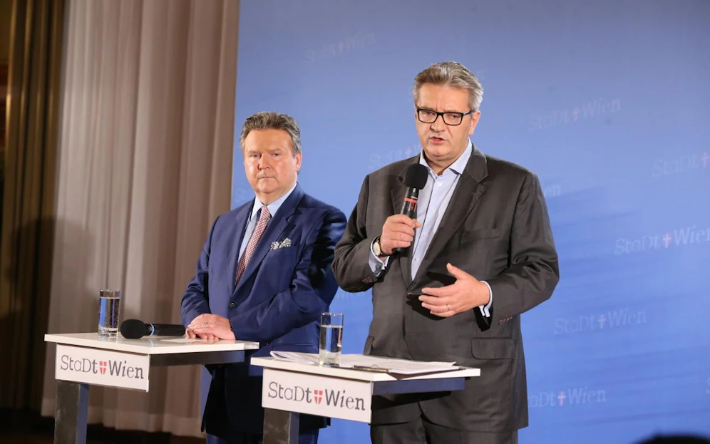 Bürgermeister Michael Ludwig (SP) (l.) und  Sozialstadtrat Peter Hacker (SP).