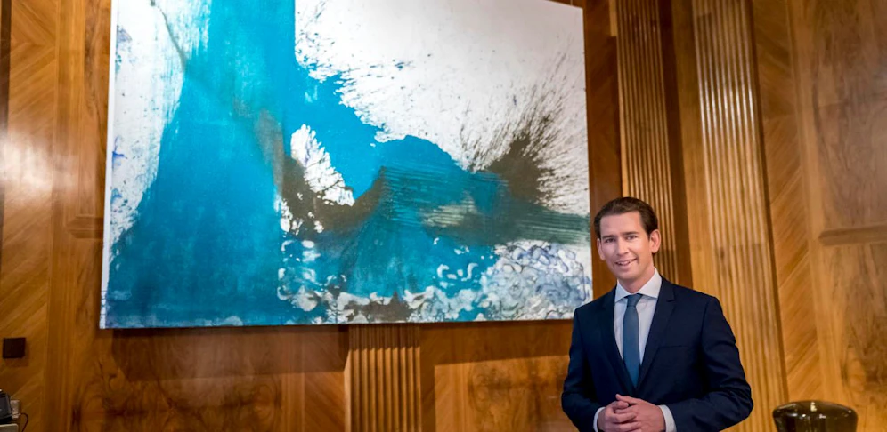 Sebastian Kurz (VP) vor dem türkisen Schüttbild von Hermann Nitsch