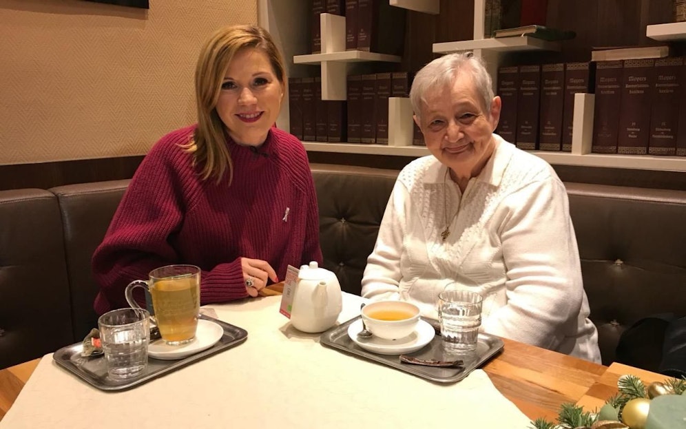 Puls4-Lady Johanna Setzer unterstützt Renate Bartl. 