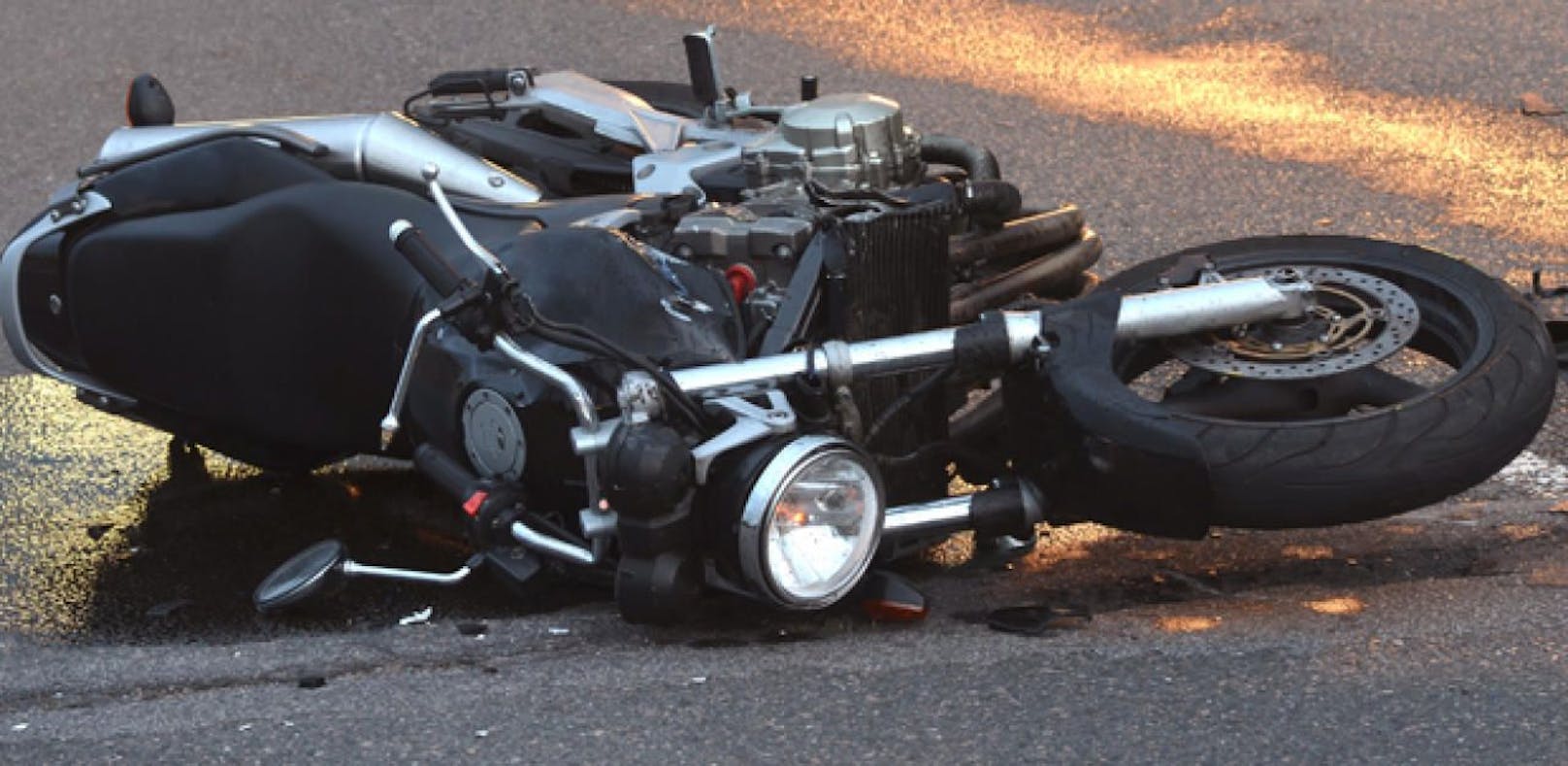 Der Motorradfahrer erlitt einen Herzinfarkt und wurde ins Krankenhaus gebracht