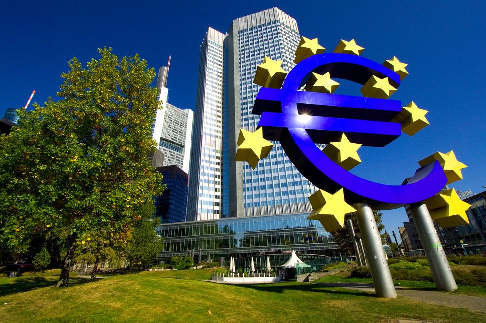 Der Euro ist am Montag zum US-Dollar auf den höchsten Stand seit fast vier Wochen gestiegen.