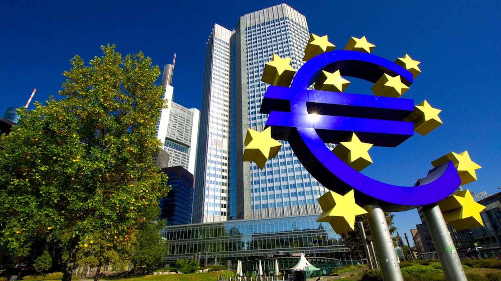 Die Europäische Zentralbank (EZB) hat angesichts der Rekordinflation erstmals seit elf Jahren die Zinsen im Euro-Raum erhöht.
