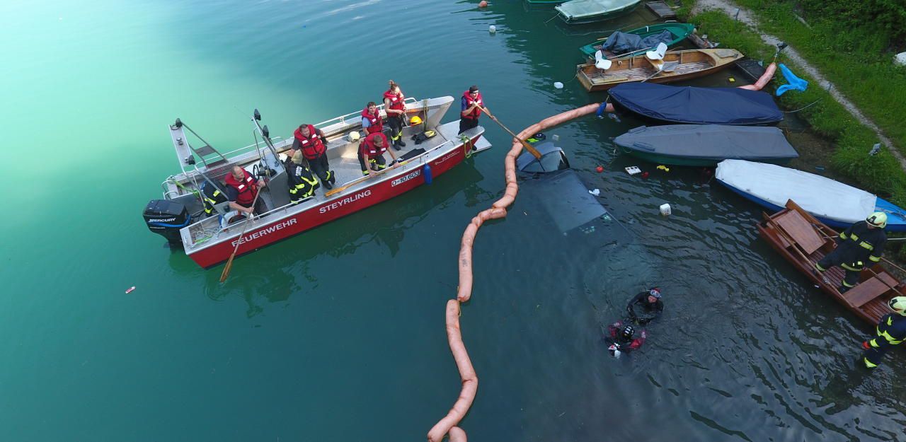 Wie auf diesem Archivfoto wollten die Helfer eine Ölsperre errichten.