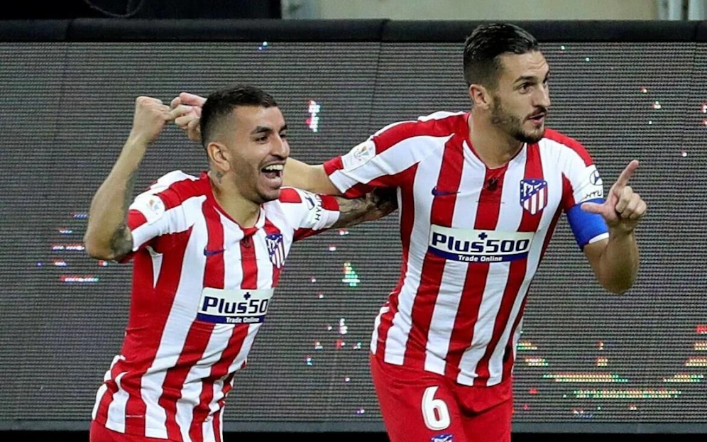 Koke und Correa feiern den Aufstieg. 