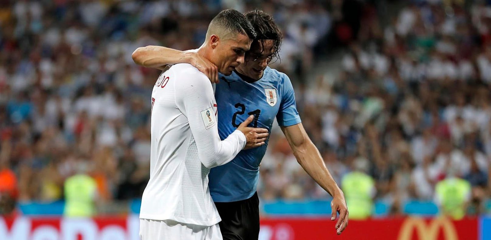 So geht Fair Play! Ronaldo hilft Cavani vom Feld