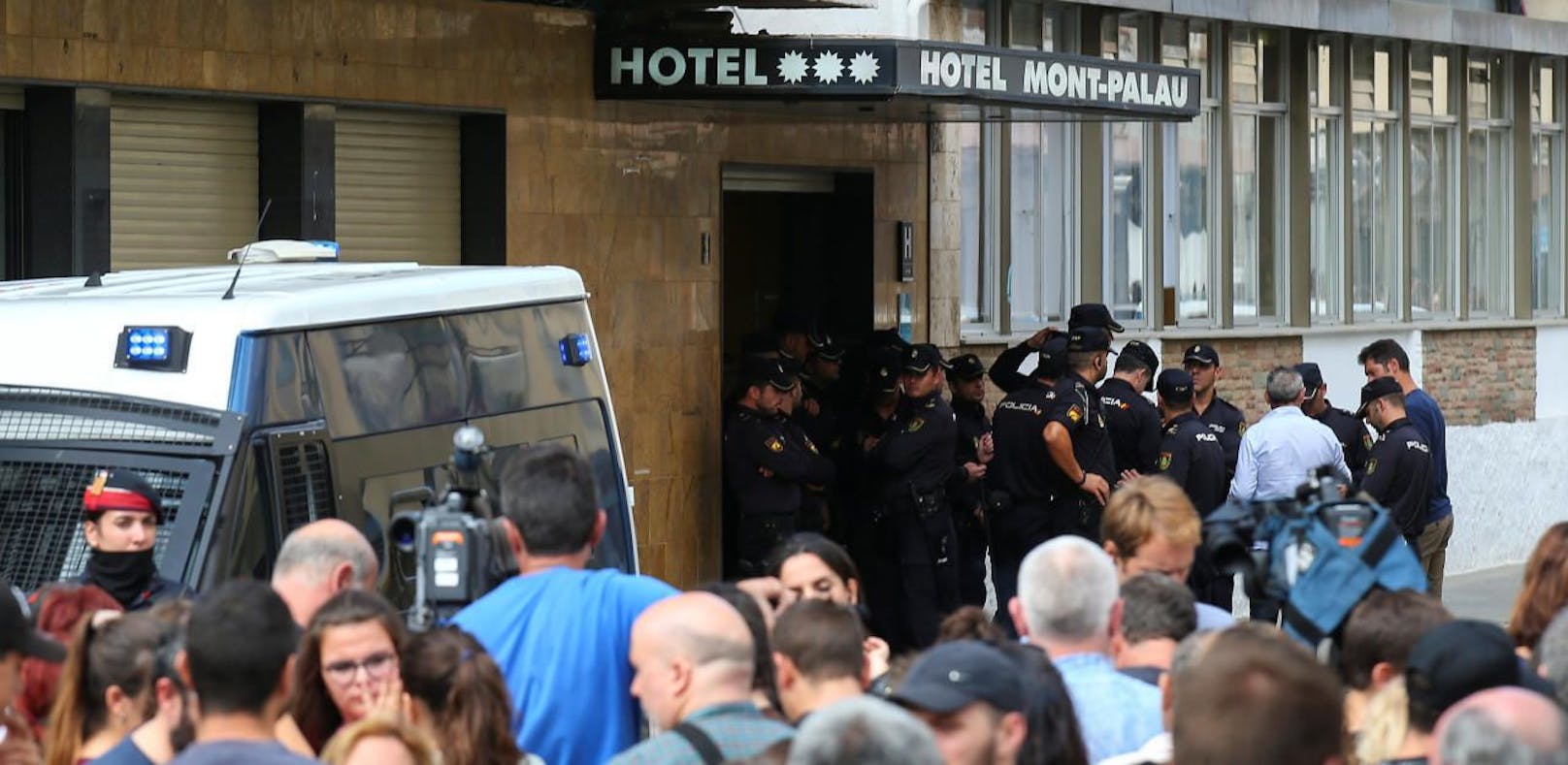 Demonstranten vor dem Hotel in Pineda de Mar, in dem Angehörige der Nationalen Polizei untergebracht sind.
