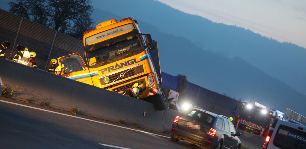 Heute.at - Plötzlich stand ein Lkw auf der Beton-Leitschiene