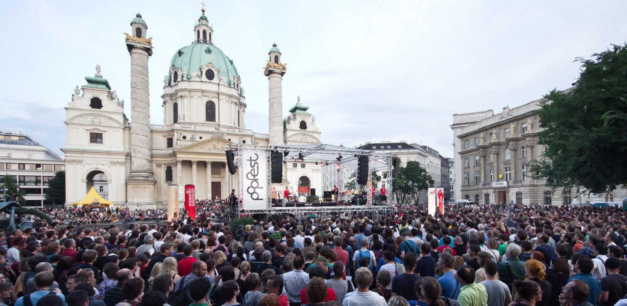 Die Seebühne am Popfest (Bild: Simon Brugner/theyshootmusic.com) kehrt 2022 auf den Wiener Karlsplatz zurück.