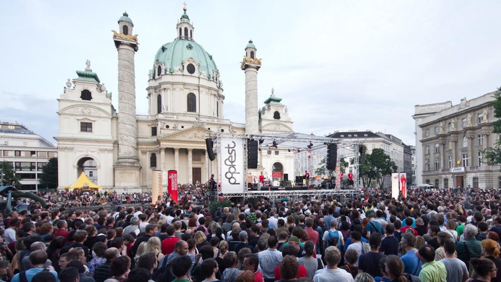 Die Seebühne am Popfest (Bild: Simon Brugner/theyshootmusic.com) kehrt 2022 auf den Wiener Karlsplatz zurück.