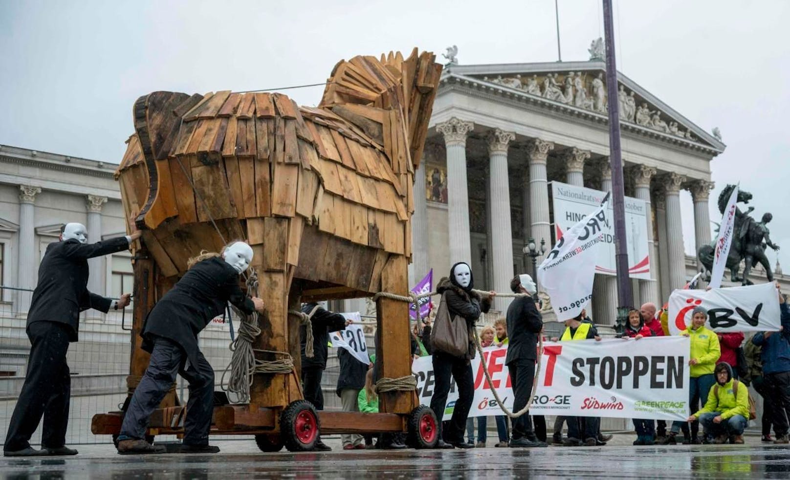 CETA-Gegner protestierten schon am Mittwoch vor dem Parlament in Wien.