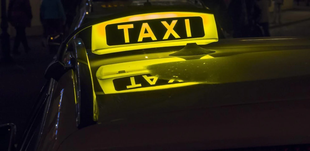Als die Taxifahrerin die Waffe spürte, gab die 55-Jährige Gas.