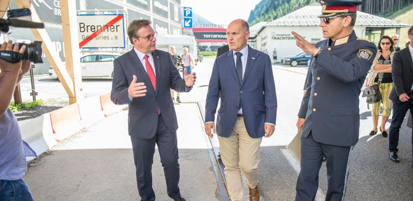 Innenminister Sobotka machte sich bereits vor einiger Zeit mit Tirols Landeshauptmann Platter am Brenner ein Bild von der Lage.