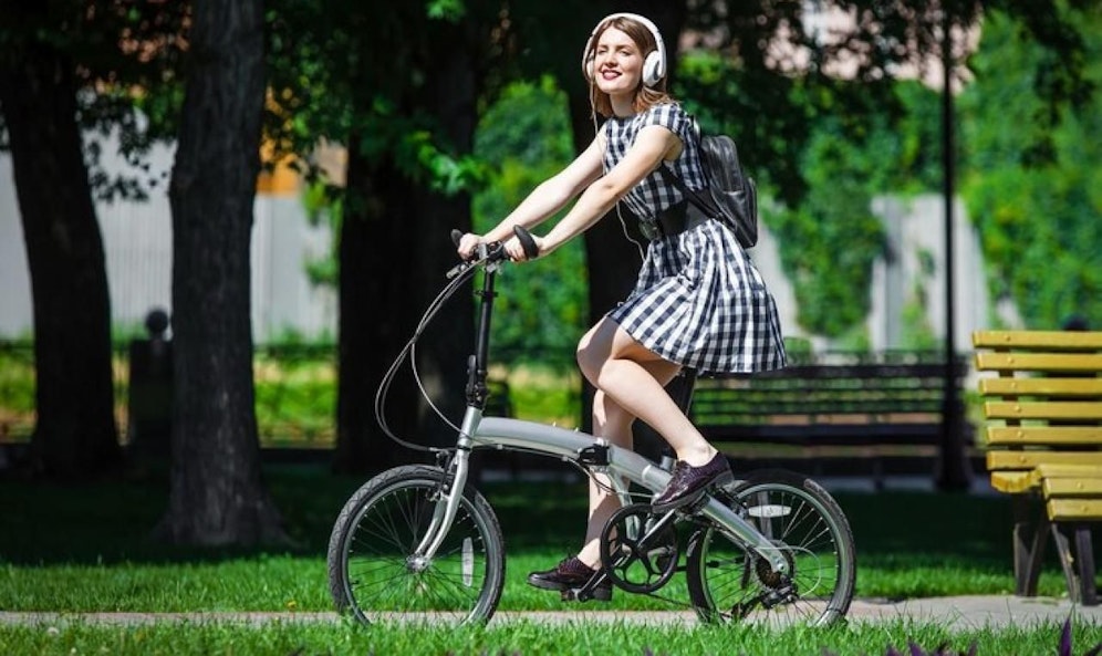 Eine Radfahrerin mit Kopfhörern