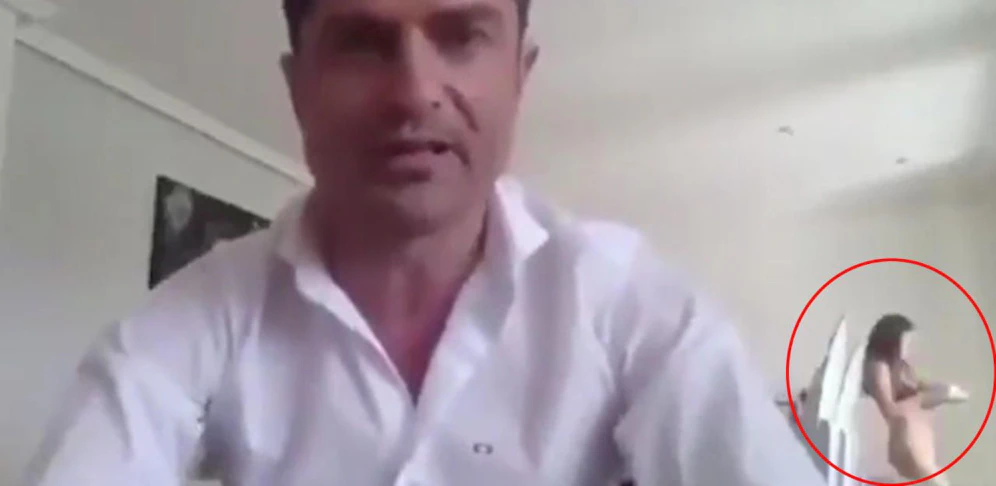 Journalist Alfonso Merlos beim Skype-Interview. Die Halbnackte im Hintergrund ist nicht seine Freundin!