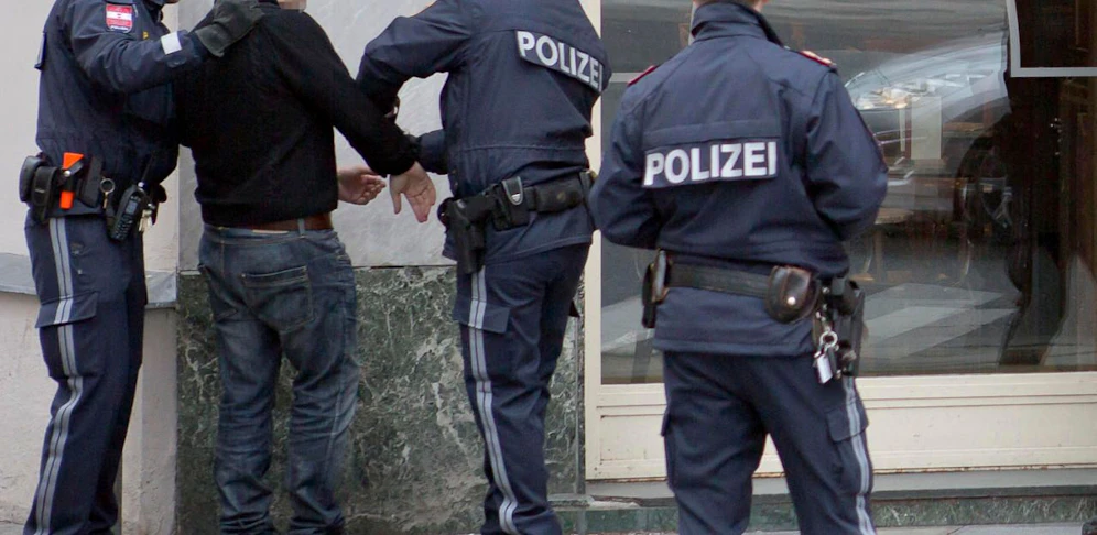 Für den Mann klickten die Handschellen.